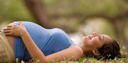 经过母乳喂养的宝宝，吃完奶可以选择飞机抱或趴着睡，这两种姿势有何不同点